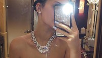 Sang kekasih memberikan kalung berlian senilai USD $375 ribu (Rp 5 miliar). Foto: (Instagram Kylie Jenner)