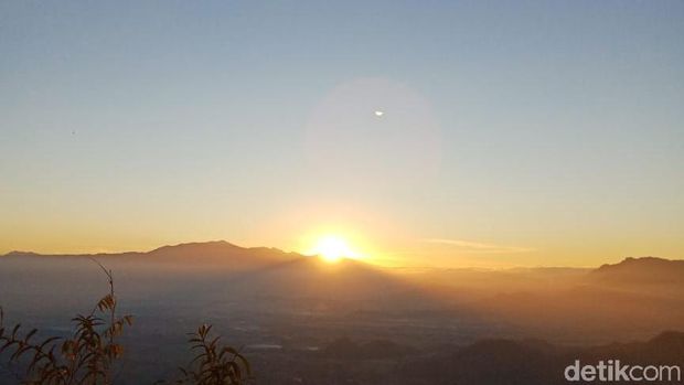 Bagi Anda yang gemar berburu sunrise, ada destinasi menarik di Ponorogo yang bisa dikunjungi. Yakni Bukit Pringgitan yang terletak di Dukuh Bedok, Desa Wates, Kecamatan Slahung.