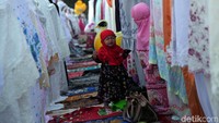 Seorang anak kecil terlihat berada di antara barisan umat muslim yang melaksanakan salat Idul Adha.