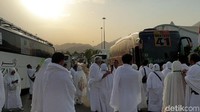 Jemaah berangsur-angsur bergerak ke Muzdalifah.