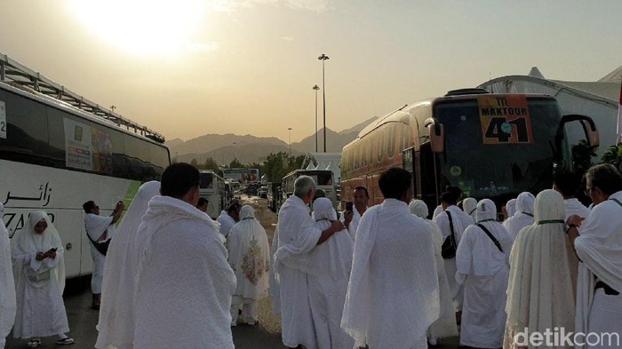 Setelah wukuf, para jemaah haji harus meninggalkan padang Arafah untuk lanjut ke Muzdalifah. Suasana syahdu begitu terasa di petang sebelum meninggalkan Arafah tersebut.