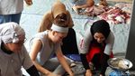 Gaya Ayu Ting Ting saat Ikut Potong Daging Kurban