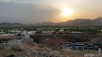Suasana menjadi semakin syahdu lantaran berbarengan dengan lokasi sunset di arah kiblat.