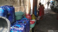 Sebagian warga khususnya di pinggiran Jakarta mau tidak mau harus membeli air bersih karena lokasi tempat tinggalnya tidak terfasilitasi infrastruktur air bersih.