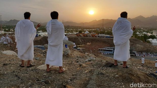 Setelah wukuf, para jemaah haji harus meninggalkan padang Arafah untuk lanjut ke Muzdalifah. Suasana syahdu begitu terasa di petang sebelum meninggalkan Arafah tersebut.