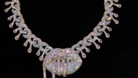 Detail kalung Rp 5 miliar dari Travis Scott. Foto: (Instagram Kylie Jenner)
