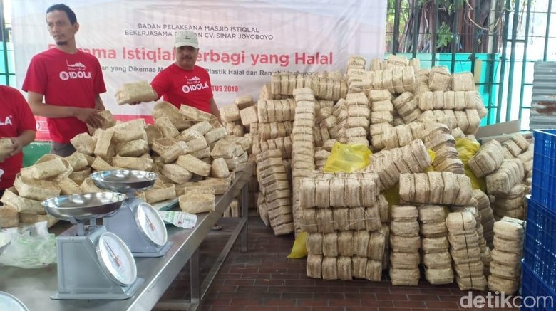 Daging Kurban di Istiqlal Dibungkus Plastik Ramah Lingkungan-Besek Bambu Daging Kurban di Istiqlal Dibungkus Plastik Ramah Lingkungan-Besek Bambu