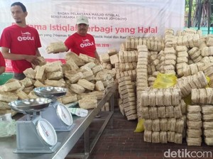 Daging Kurban di Istiqlal Dibungkus Plastik Ramah Lingkungan-Besek Bambu