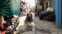 Manajer Humas PAM Jaya Linda Nurhandayani mengatakan banyak penyebab yang membuat sebagian warga DKI sulit mendapatkan air bersih. Salah satu penyebab adalah banyak masyarakat DKI yang lebih memilih menggunakan air tanah.
