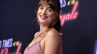 Saat berakting di film Fifty Shades of Grey, Dakota Johnson mengaku susah untuk serius saat beradegan panas. Foto: Getty Images