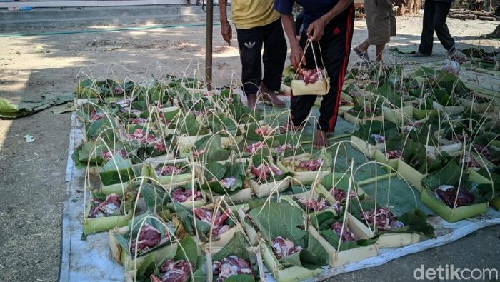 Daging Kurban di Ponorogo Sebanyak 700 encek dibuat warga Desa Bringinan, Kecamatan Jambon untuk tempat daging kurban. Encek merupakan wadah yang terbuat dari batang pisang berbentuk persegi dengan ditusuk menggunakan bambu.