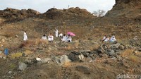 Sebagian jemaah berdoa di atas bukit berbatu.