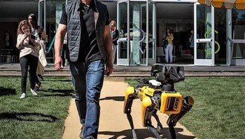 7. Anjing Robot: Tahun silam, Bezos pamer sedang ditemani robot berupa anjing. Bernama Spot Mini, robot itu dibuat oleh Boston Dynamics.  Foto: istimewa