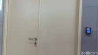Pengamanan pertama dari naskah Proklamasi asli adalah pintu ruangan khusus yang hanya bisa diakses oleh orang tertentu. Ada kode-kode yang perlu dimasukkan untuk membuka pintu (Ahmad Masaul Khoiri/detikcom)