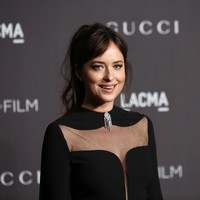 4. Kecanduan Narkoba Masa remaja Dakota Johnson cukup kacau. Saat usia 17 tahun di 2007, Dakota Johnson kecanduan narkoba hingga perlu direhabilitasi. Sayangnya, pada saat itu ayah dan ibunya pun kecanduan narkoba. Namun setelah melakukan rehabilitasi, Dakota pulih dari kecanduannya.  Foto: Getty Images