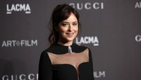 Dakota Johnson populer sejak main di Fifty Shades of Grey dan pernah mengungkapkan kemungkinan bahwa dirinya biseksual dalam wawancara dengan Vogue di tahun 2017. (Foto: Getty Images) 