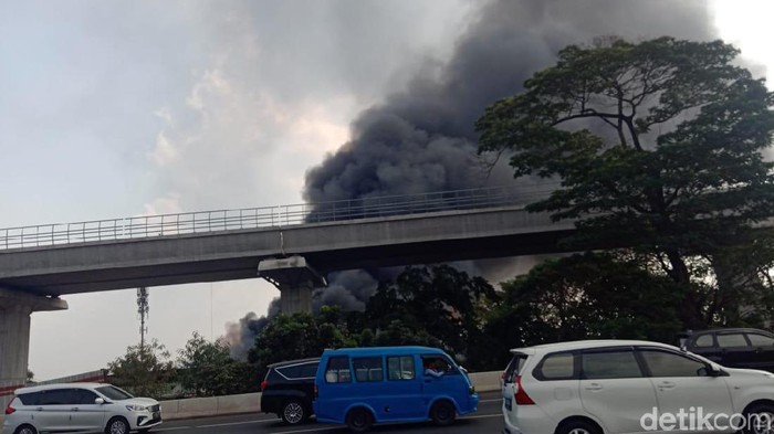 Gudang di Ciracas Jaktim Kebakaran, 20 Unit Damkar Dikerahkan