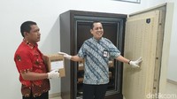 Masuk ke ruangan ada pintu dengan kunci sendiri. Lalu di dalam ada lemari besi yang ada kuncinya sendiri. Di lemari besi ini ada brankas untuk meyimpan naskah Proklamasi asli (Ahmad Masaul Khoiri/detikcom)