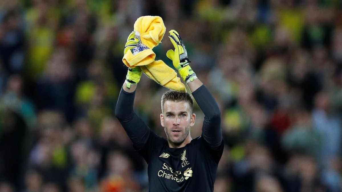 Kiper Liverpool, Adrian, diharapkan Virgil Van Dijk bisa menggantikan Alisson. (Foto: Phil Noble/Reuters)