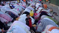 Meski tak di dalam masjid mereka salat dengan khusyuk.