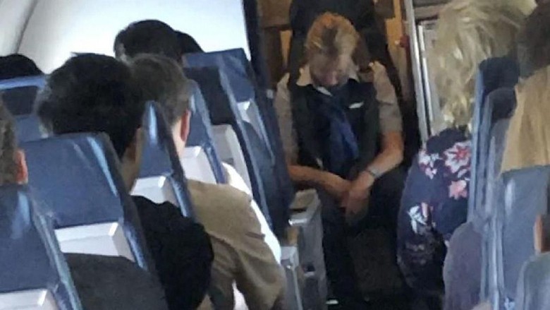Pramugari Julianne March yang terlihat sempoyongan di pesawat saat berjalan dan duduk (Aaron Scherb) Pramugari Julianne March yang terlihat sempoyongan di pesawat saat berjalan dan duduk (Aaron Scherb)