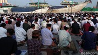 Umat muslim yang menunaikan salat Idul Adha ini umumnya adalah warga sekitar Pelabuhan Sunda Kelapa.