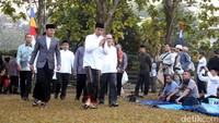 Jokowi sempat menyapa warga yang menunaikan salat Idul Adha di Lapangan Astrid Kebun Raya Bogor, Jawa Barat.