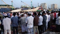 Warga melaksanakan salat Idul Adha di Pelabuhan Sunda Kelapa, Jakarta, Minggu (11/8/2019).