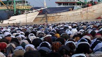 Pemandangan sujud umat muslim saat salat Idul Adha di Pelabuhan Sunda Kelapa.