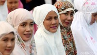 Iriana duduk di saf paling depan.