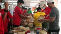 Daging kurban yang telah ditimbang dimasukkan ke dalam besek.