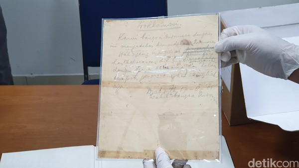 Inilah naskah asli Proklamasi ditulis tangan oleh Soekarno menggunakan pensil. Ada beberapa coretan di dalamnya dan setelah diketik naskah ini pernah dibuang ke tempat sampah (Ahmad Masaul Khoiri/detikcom)