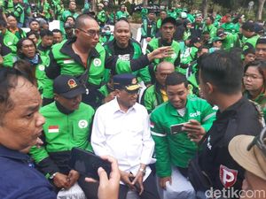Menhub Nyate Bareng Ratusan Driver Ojol di GBK