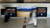 Sebuah banner di Cape Town International Airport yang meminta warga berhemat air. Istimewa/Straitstimes.