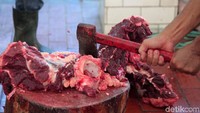 Pihak Masjid Istiqlal tidak mendistribusikan daging kurban secara langsung. Masjid Istiqlal menyerahkan daging-daging kurban ke lembaga terkait untuk didistribusikan.