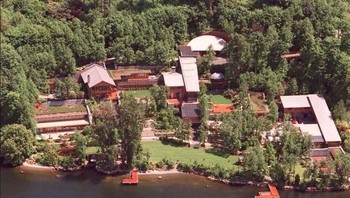 9. Tetangga Bill Gates: Bezos punya rumah di Seattle, berdekatan dengan rumah pendiri Microsoft, Bill Gates. Kediaman itu ia beli senilai USD 10 juta di tahun 1998 dengan las tanah 5,3 hektar. Foto: istimewa  