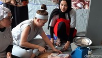 Ia sama sekali tak ragu saat ikut memotong daging kurban. Foto: (Febriyantino/detikHOT)
