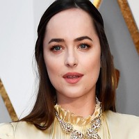 Aku punya retainer permanen sejak usia 13 tahun dan itu ditempel di bagian belakang gigi. Aku punya banyak masalah leher baru-baru ini jadi dokter gigiku memutuskan bahwa adalah ide yang bagus untuk melepasnya dan melihat apakah rahangku melebar dan itu membantuku, ujarnya. Foto: Getty Images