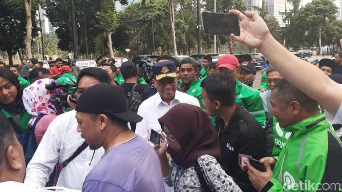 Foto: Menhub Budi Karya Nyate Bareng Driver Ojol (Achmad Dwi Afriyadi/detikFinance) Foto: Menhub Budi Karya Nyate Bareng Driver Ojol (Achmad Dwi Afriyadi/detikFinance)