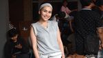 Gaya Ayu Ting Ting saat Ikut Potong Daging Kurban