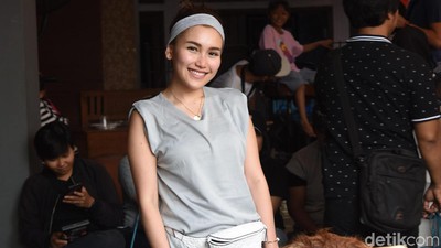 Gaya Ayu Ting Ting saat Ikut Potong Daging Kurban