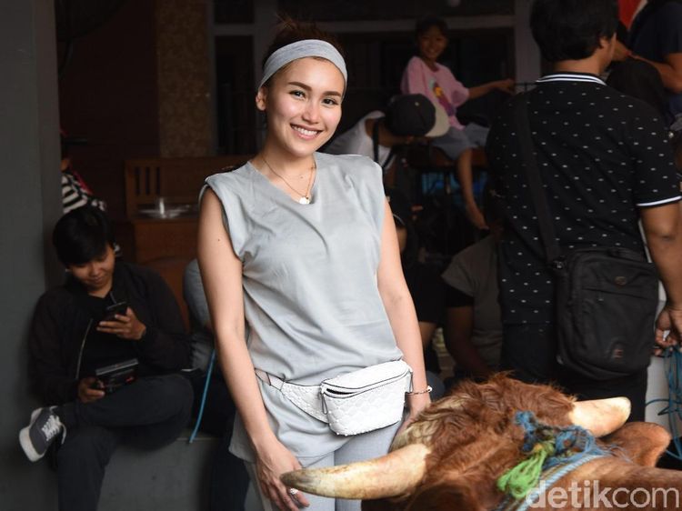 Gaya Ayu Ting Ting saat Ikut Potong Daging Kurban