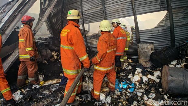 Api di Gudang Plastik Ciracas Juga Hanguskan 4 Rumah Warga