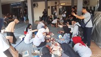 Tampak kediamannya dipenuhi dengan orang-orang yang membantu Ayu Ting Ting memotong daging kurban. Foto: (Febriyantino/detikHOT)