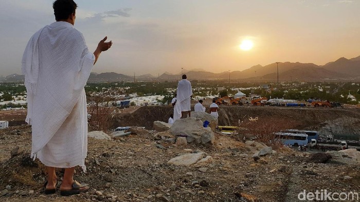 Setelah wukuf, para jemaah haji harus meninggalkan padang Arafah untuk lanjut ke Muzdalifah. Suasana syahdu begitu terasa di petang sebelum meninggalkan Arafah tersebut.
