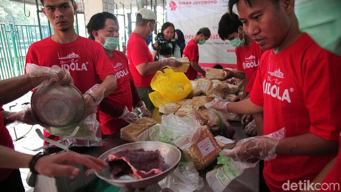 Masjid Istiqlal menyerahkan daging-daging kurban ke lembaga terkait untuk didistribusikan. Daging kurban yang didistribusikan itu dibungkus dengan besek.