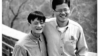 Tahun itu, dia mendirikan perusahaan internet pertamanya, direktori online bernama China Pages. Ini pertemuannya dengan pendiri Yahoo, Jerry Yang, saat Jerry berkunjung ke China. Kelak, Yahoo menjadi salah satu investor terbesar Alibaba. Foto: istimewa