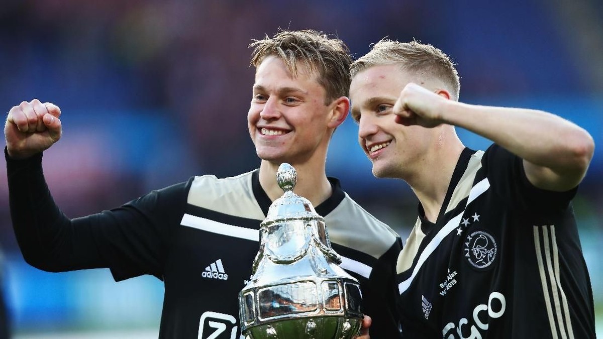 Frenkie de Jong akan menghadapi Donny van de Beek di El Clasico (Dean Mouhtaropoulos/Getty Images)