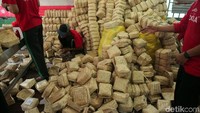 Besek tersebut bertujuan untuk mengurangi limbah plastik. 