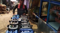 Warga harus membeli air bersih yang dijual keliling untuk kebutuhan sehari-hari.
